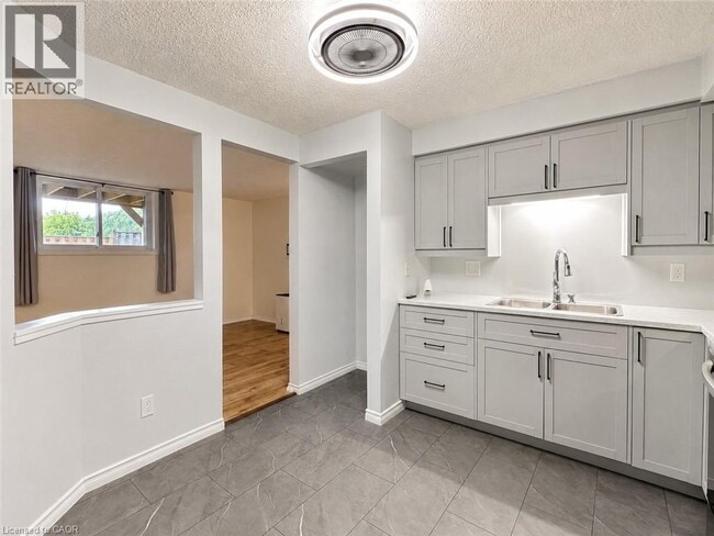Building Photo - 266 Overlea Dr