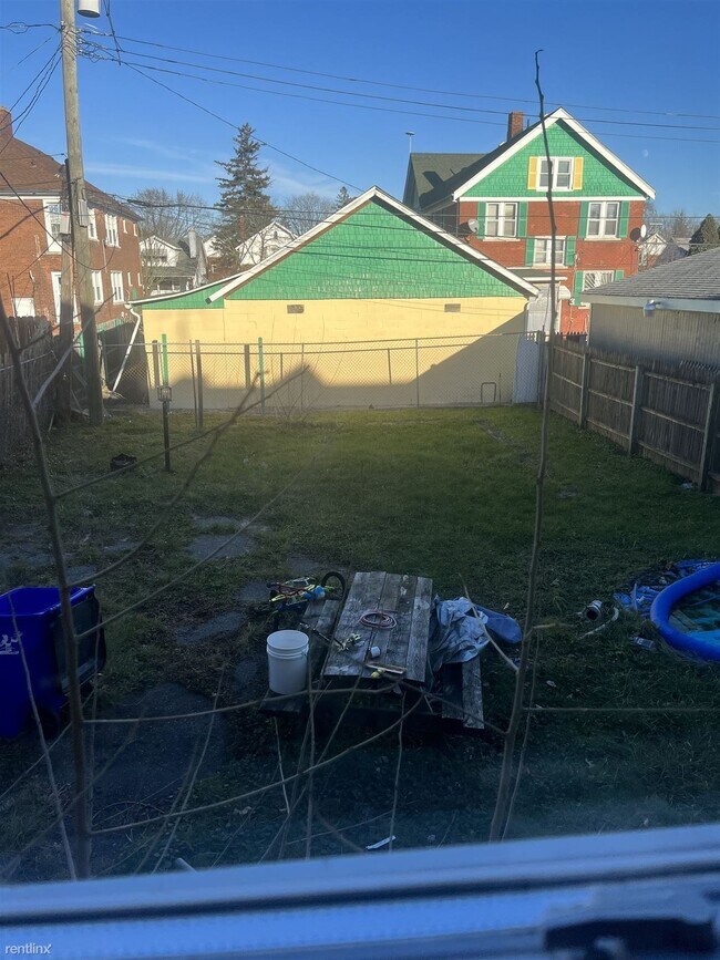 Building Photo - 4 br, 1.5 bath Duplex - 424 Piper Blvd