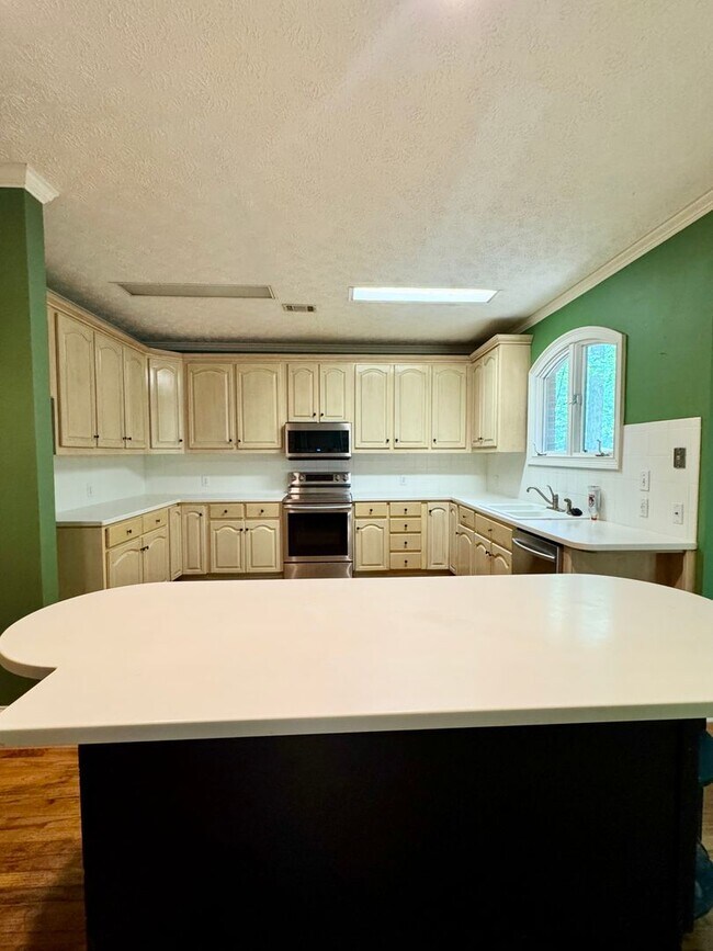 Building Photo - Charming Home Available Now!
