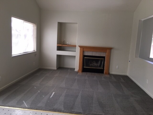 Building Photo - Spacious 4 bedroom 3 bath home in Soledad