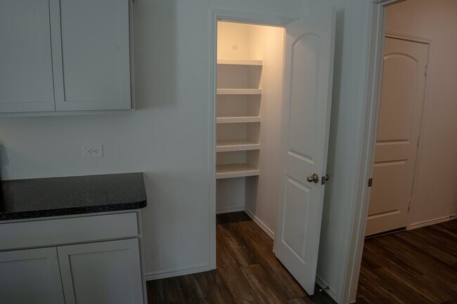 Building Photo - 5746 Hampton Valley Dr