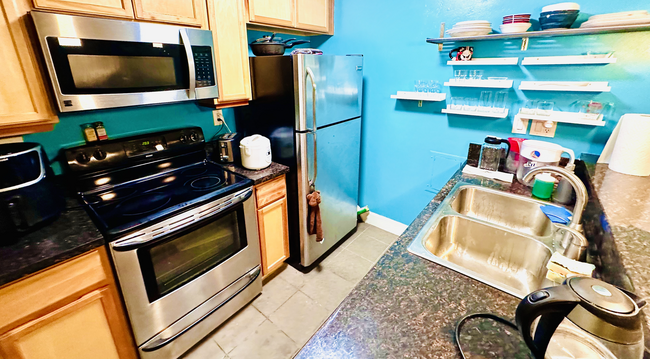 Fully equipped kitchen - 10982 Roebling Ave