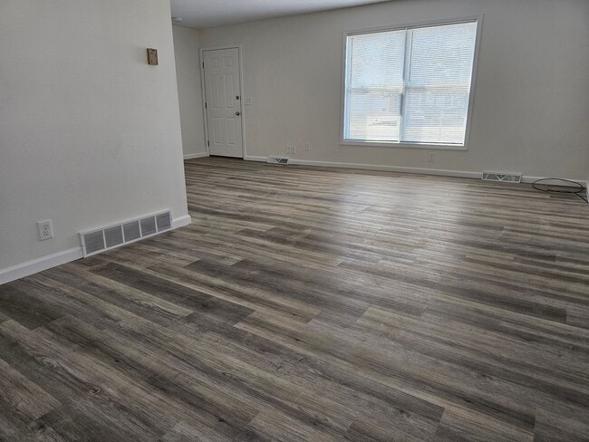 Building Photo - 3BR Townhome – Remodeled Kitchen, Garage, ...
