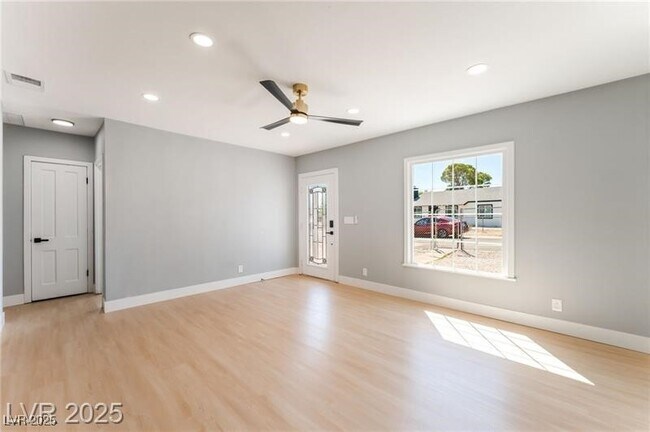 Foto del edificio - 915 Melrose Dr