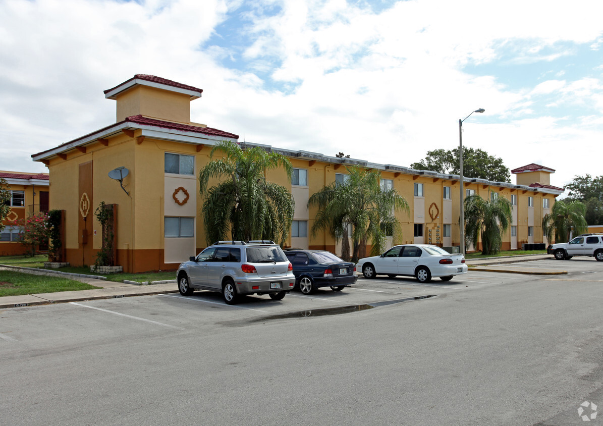 Primary Photo - Plaza De Las Fuentes