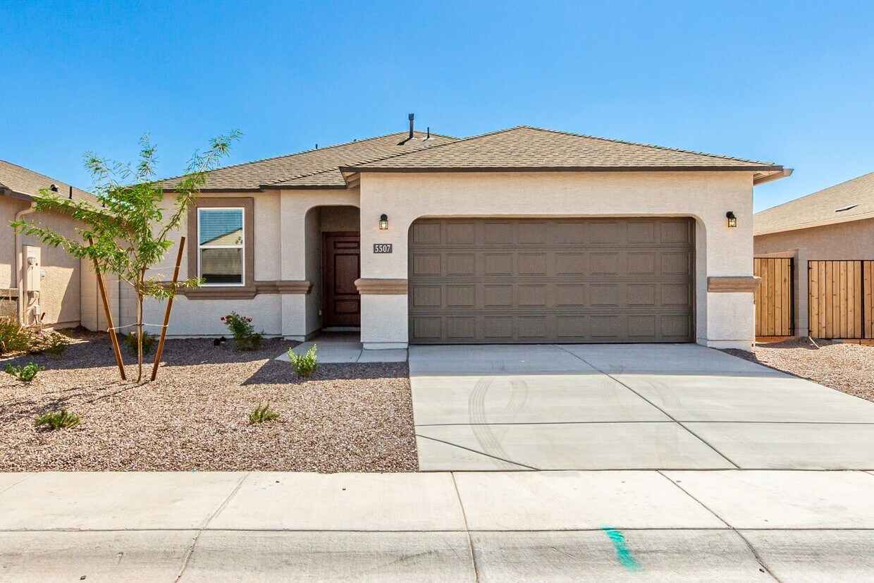 Foto principal - Brand New - Never Lived In 4 Bedroom / 2 B...