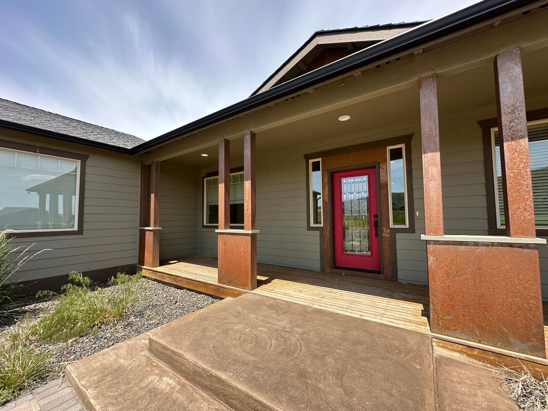 Primary Photo - House On the Hill with Beautiful Views!