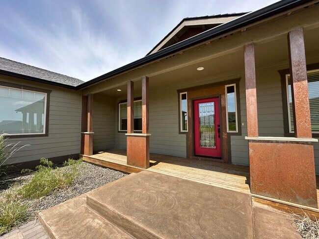 Foto del edificio - House On the Hill with Beautiful Views!