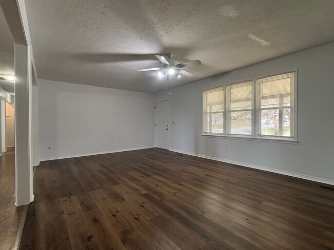 Foto del edificio - Available now 3 bedroom 1.5 bath 2 car garage