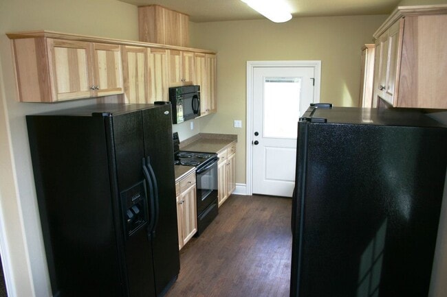 Building Photo - 6 Room, 3 bath