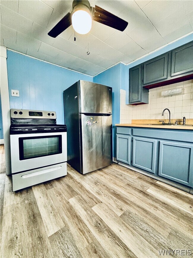 Foto del edificio - 354 Shepard Ave