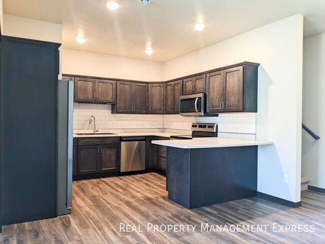 Foto del edificio - 3 Bedroom 2.5 Bathroom Townhome w/ Attached Garage