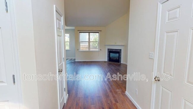 Building Photo - 111 Woodcreek Cir