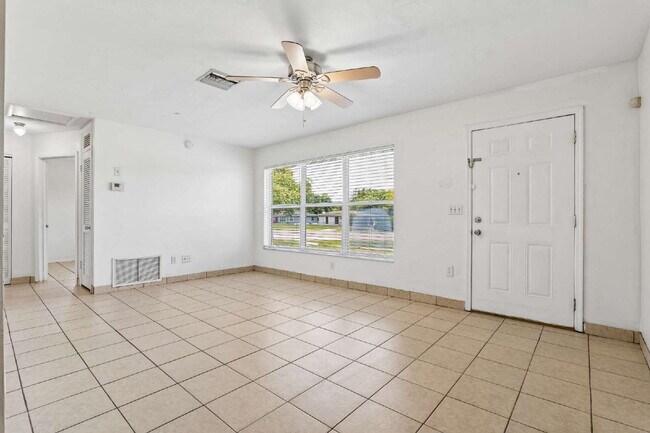 Foto del edificio - Charming 2-Bed Oasis on Providence Blvd – Cozy Living in Deltona!
