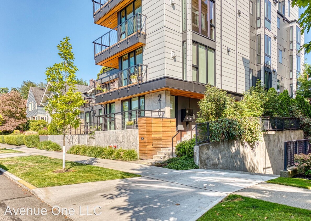 Primary Photo - 2 br, 2 bath House - 210 W. Comstock #301