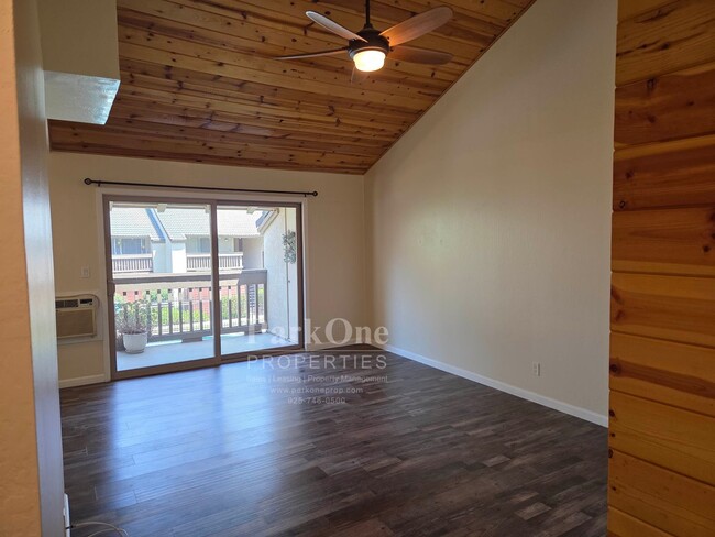 Building Photo - Super cool 2 bedroom condo with great loca...