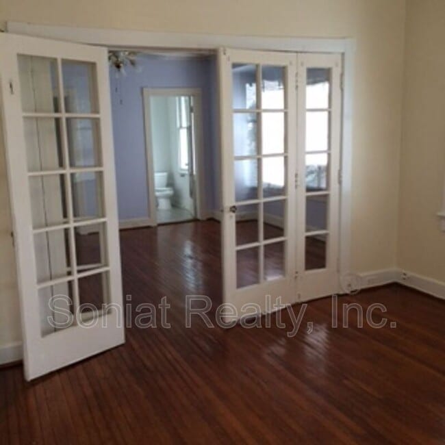 Building Photo - 5324 Prytania St
