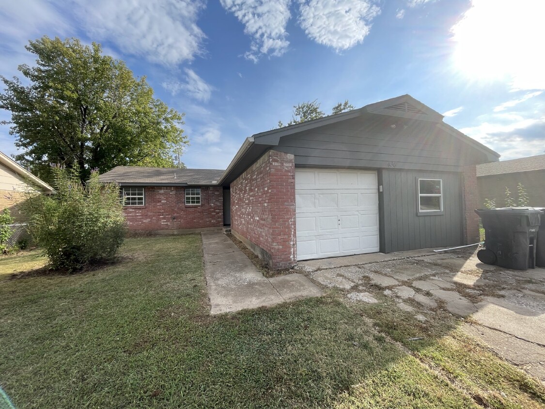 Foto principal - 3 Bed 1.5 Bath Home in NW OKC