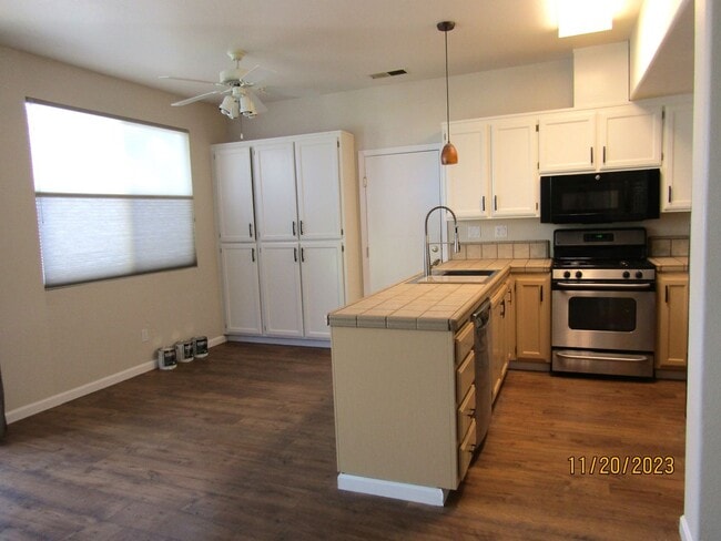 Foto del edificio - Spacious 4 Bedroom 2.5 Bath Home in Santa ...