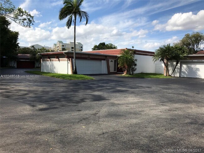 Foto del edificio - 16541 Country Club Crescent