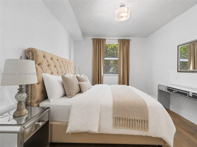 Foto del edificio - 17145 N Bay Rd