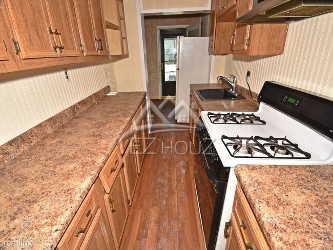 Building Photo - 3 br, 1 bath Apartment - 427 Maude Ave