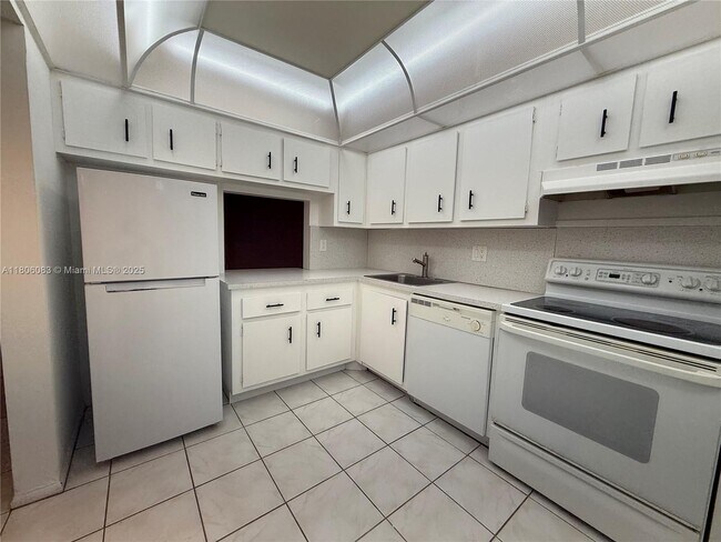 Foto del edificio - 8301 Sands Point Blvd