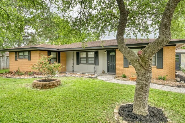 Building Photo - 1214 Haines Dr