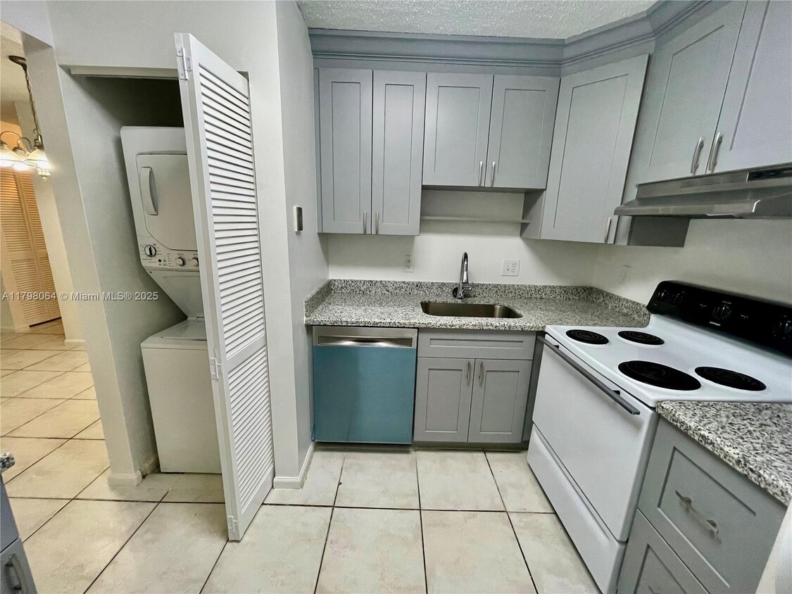 Foto principal - 10992 Royal Palm Blvd