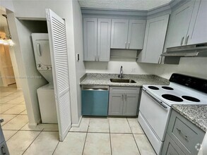 Building Photo - 10992 Royal Palm Blvd