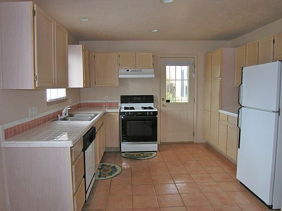 Building Photo - Sparkling Clean 3 Bedroom Family House