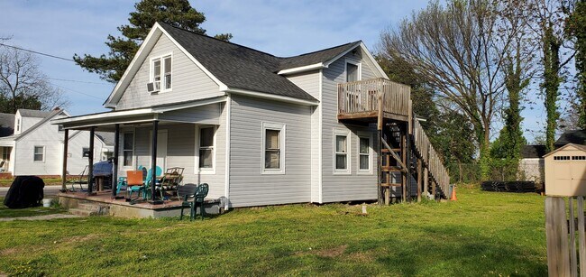 Building Photo - 3338 Lens Ave