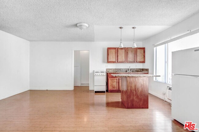 Foto del edificio - 817 N Hudson Ave