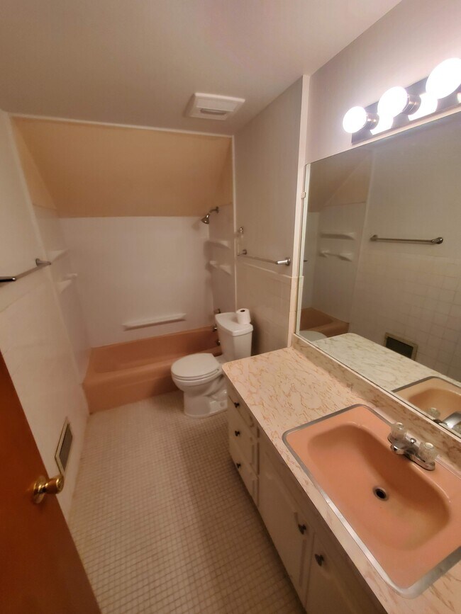 Foto del edificio - Cozy 2 bedroom upper unit in Racine