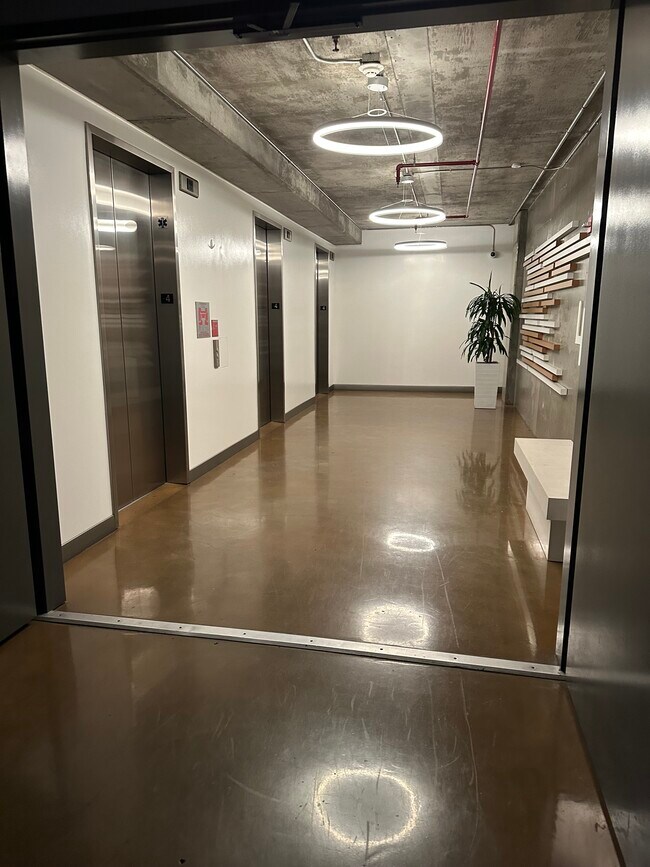 Foto del edificio - 645 W 9th St