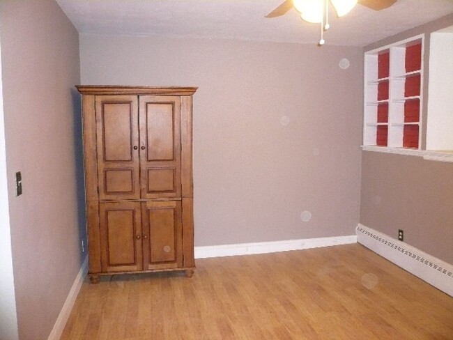 Building Photo - Large studio in a prime location of Coolid...