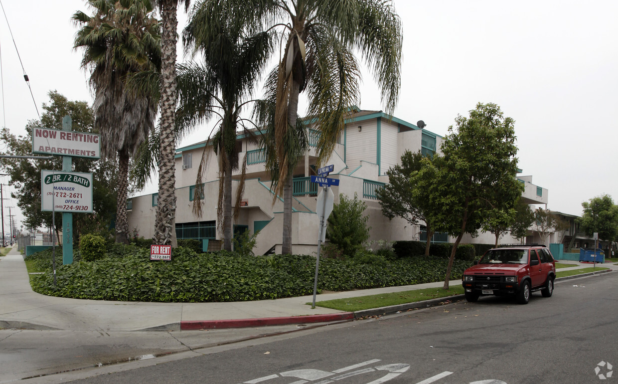 Primary Photo - La Palma apartments