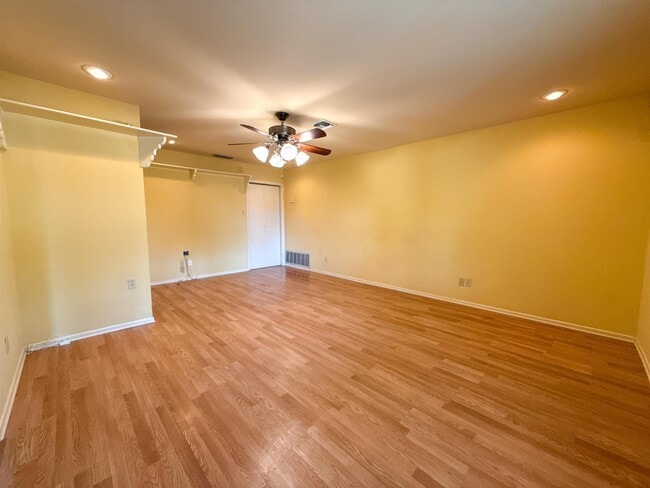 Foto del edificio - 405 Westmont Dr