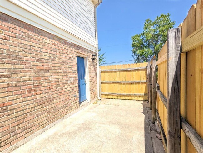 Building Photo - 8740 Glen Meadow Ln