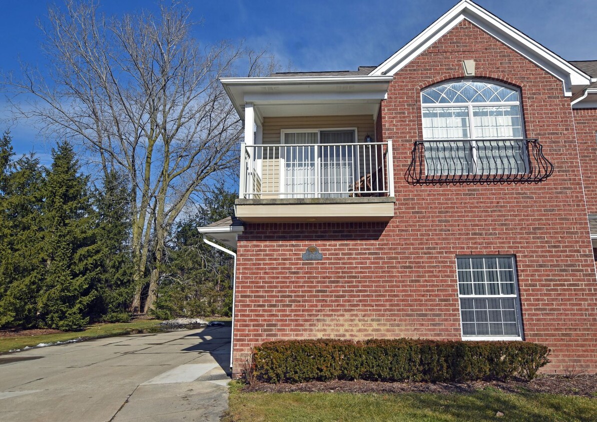 Foto principal - Shelby Township 2 Bedroom, 2 Bath Condo-St...