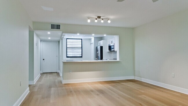 Foto del edificio - 542 Lakeside Dr