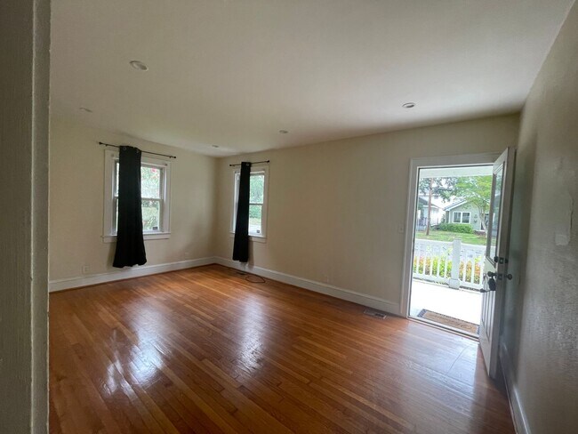 Foto del edificio - DOWNSTAIRS DUPLEX--2 BED/ 1 BATH IN THE HE...