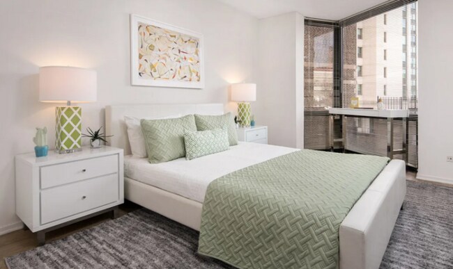 Building Photo - 1122 N La Salle Dr