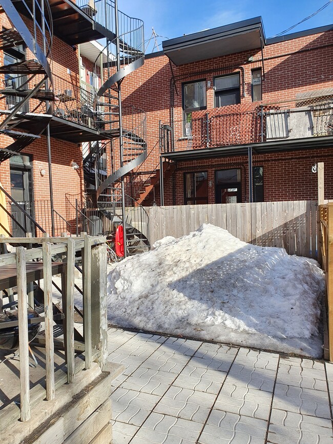 Building Photo - 5136 Av Papineau