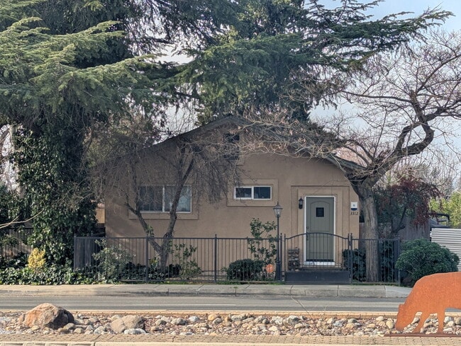 Building Photo - 3312 Main St