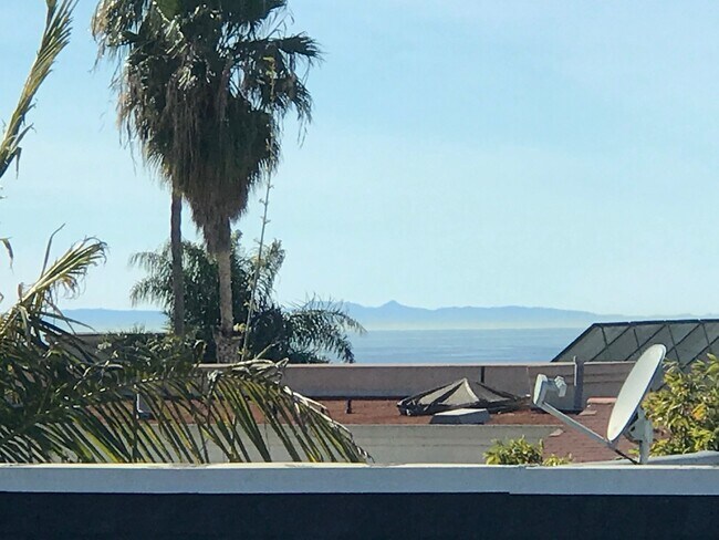 Vista del pico Catalina desde la sala de estar - 241 Avenida Montalvo