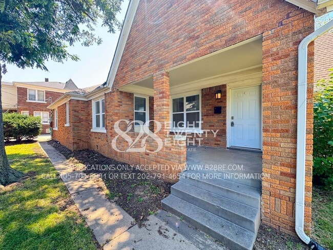 Building Photo - Updated 2 Bed/1.5 Bath Historic Property L...