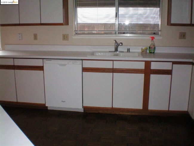 Foto del edificio - 411 Clearwood Dr