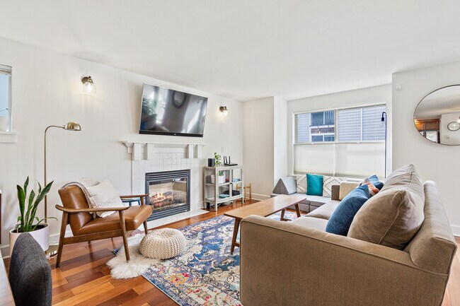 Building Photo - 466 NE Maple Leaf Pl