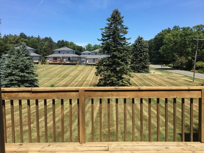 Foto del edificio - Large 2 Bdrm/2 Bath Condo 1 mile from Lake...